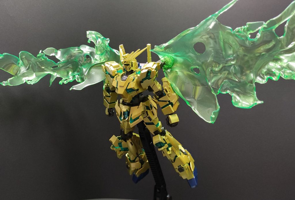 発光してるときだけ、劇中のように全体グリーンになるように、蛍光塗料をオーバーコートするやり方です。