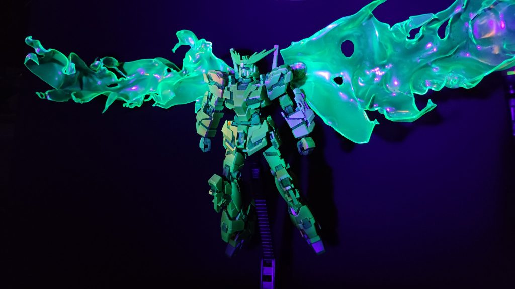 例のごとく、蛍光塗料を使ってブラックライト発光です。（使ったのはガイアノーツの蛍光グリーン）