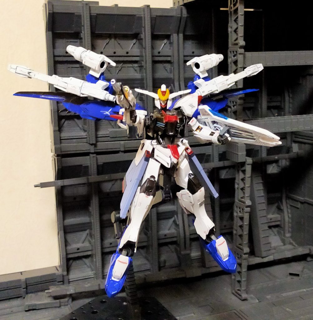 武装MA-M20 ルプス・ビームライフルMA-M01 ラケルタ・ビームサーベル×2MMI-M15 クスィフィアス・レール砲×2ラミネートアンチビームシールドダインスレイヴ砲×2ビームライフルはデザートイーグルをイメージしてカラーリング。どうせならリボルバー式にして実弾(対ナノラミネートアーマー)対応しようと考えたが改造できる自信が無いのでやめた。(コズミック・イラ進出設定ならありかも。)