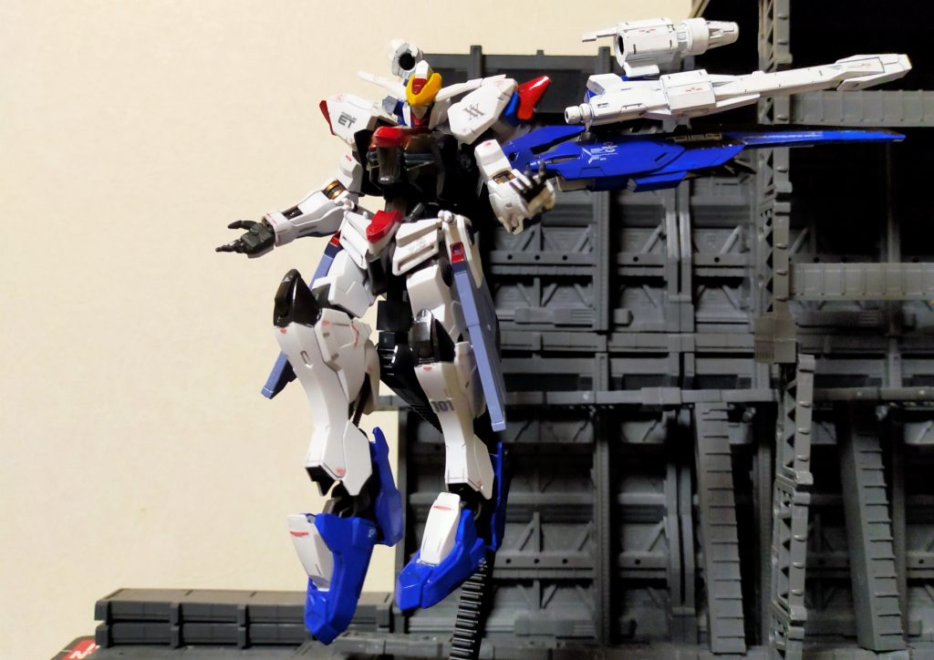 バエルのポーズ。武装はオリジナルより遥かに充実しているのがポイント。