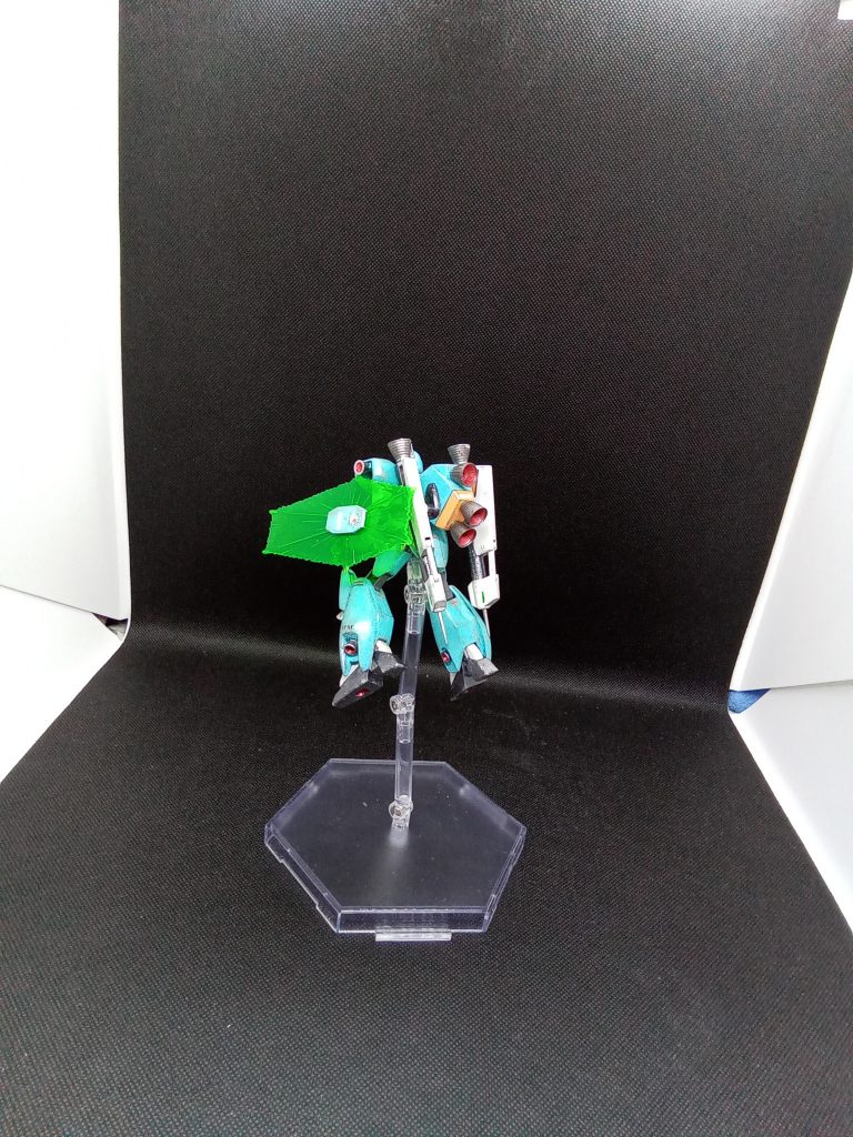 背部からバーニアは全部交換脚は大型化して強そうに改造塗装は初音ミクカラーを使用普段使用していたエポパテが品切れで入手できなかった為ミスターホビーさんのエポパを使用して製作切削・サンディングがしやすいパテで仕上げが楽でした。