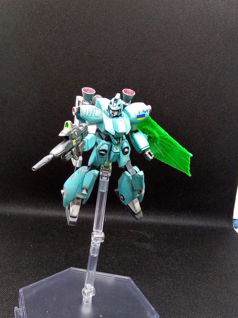 改造はパテでシルエットと細部の調整自分好みにアレンジしています。あとは・・バーニアを最新の物に交換武装はVガンダムのライフルとメイ(F91)のシールドに交換パテ盛り改造は頭、胴体、両肩、両足となっています