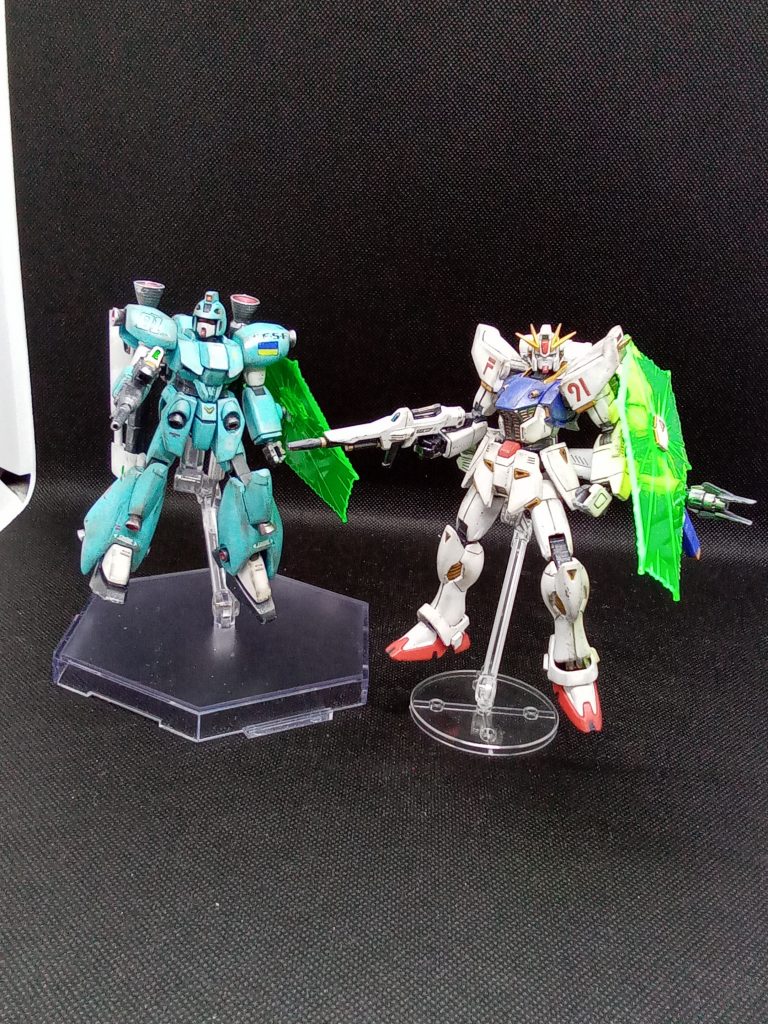 F91先輩と記念の一枚制作中 144/1と思えないサイズで【かなり小さいな・・】と思っていたもののF91と並べるとサイズは同じくらい リサイクルショップでF91新品と同程度の価格で購入したので満足kなキットでした。