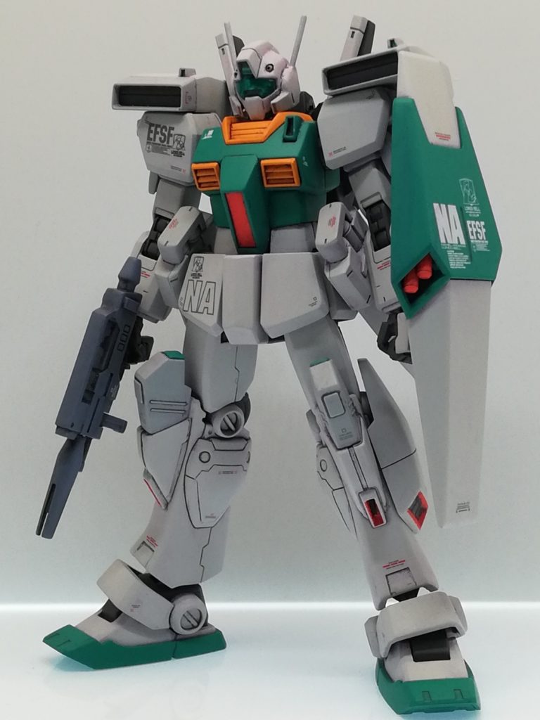 カラーリングはユニコーン版です。リバイブガンダムの胴体、リバイブマークIIの腕、寒ジムの頭、ジェガンの盾の豪華ミキシングです。パーツを採られた死屍累々がヤバいヤツです。