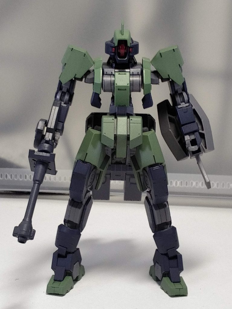 グレイズの肩パーツとふともものパーツとそれに鉄血オプションセット9 のシャルフリヒターのパーツをつけて見ました、ちょっと印象が変わって見えるかな?。