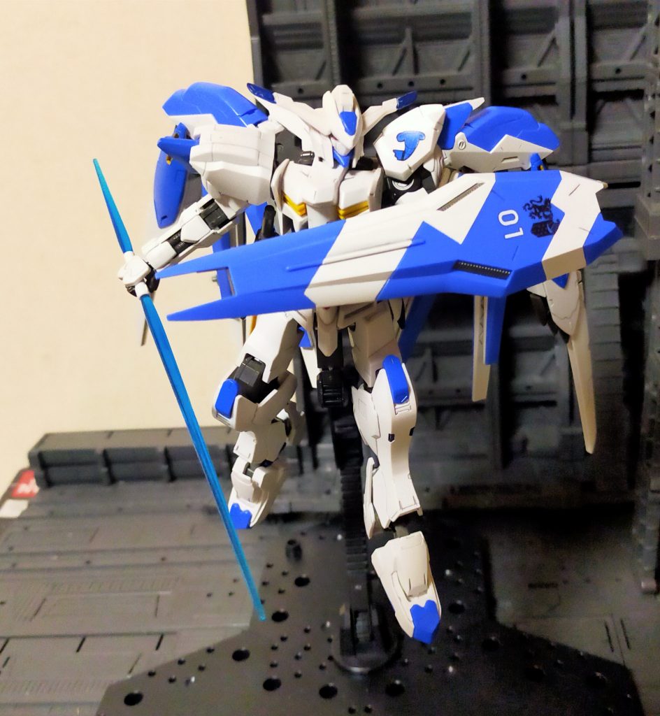 シールドのエムブレムもギャラルホルンマークを使用。余談だが、Hi-νガンダムとバエルの配色が酷似している。