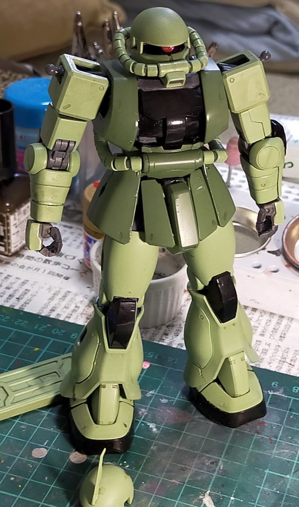 当初はガンダムマーカーとスミ入れとで簡単フィニッシュの予定でしたが、デザート塗装用の塗料もケープもあるので全塗装に変更。関節部にはガンダムマーカーグレーを使用していましたが、ケープハードをスプレーしたところ良い質感が出たのでそのまま採用。