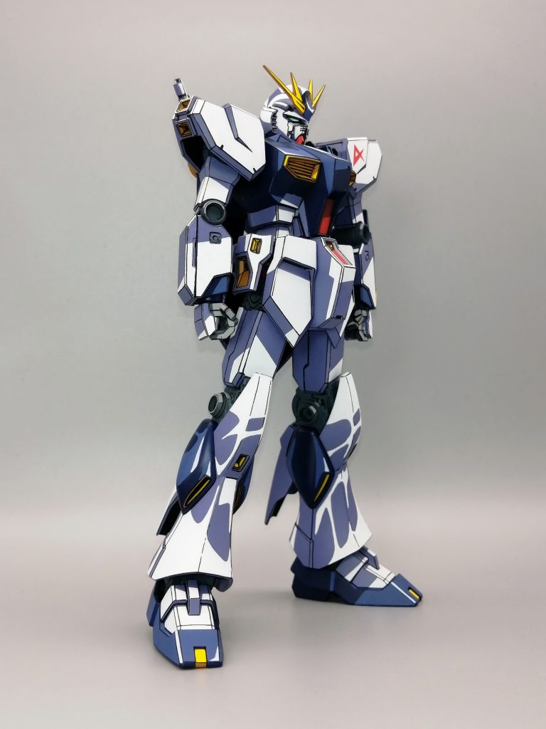 エントリーグレードはフィン・ファンネルが付属しないので武器類は持たない方が全体のバランスがイイなと思いビームライフルとシールドは作りませんでした。本当はめんどくｓ