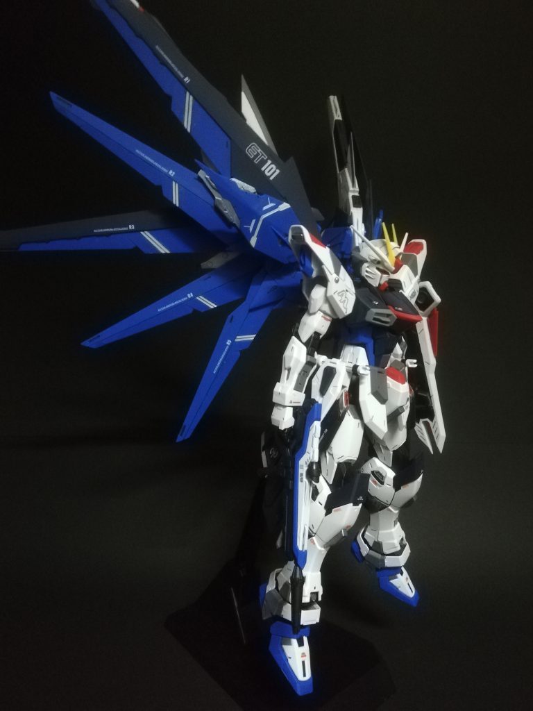 メタルパーツの追加を行い、所々配色を変更してみました