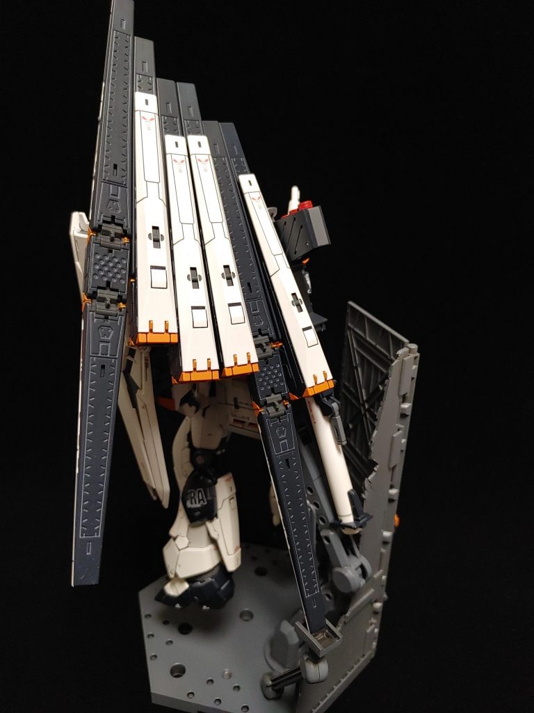 ファンネルつけると、重さに耐えられなくてかたむきます。なので、適当につっかえ棒的なものを作り支えてあります。