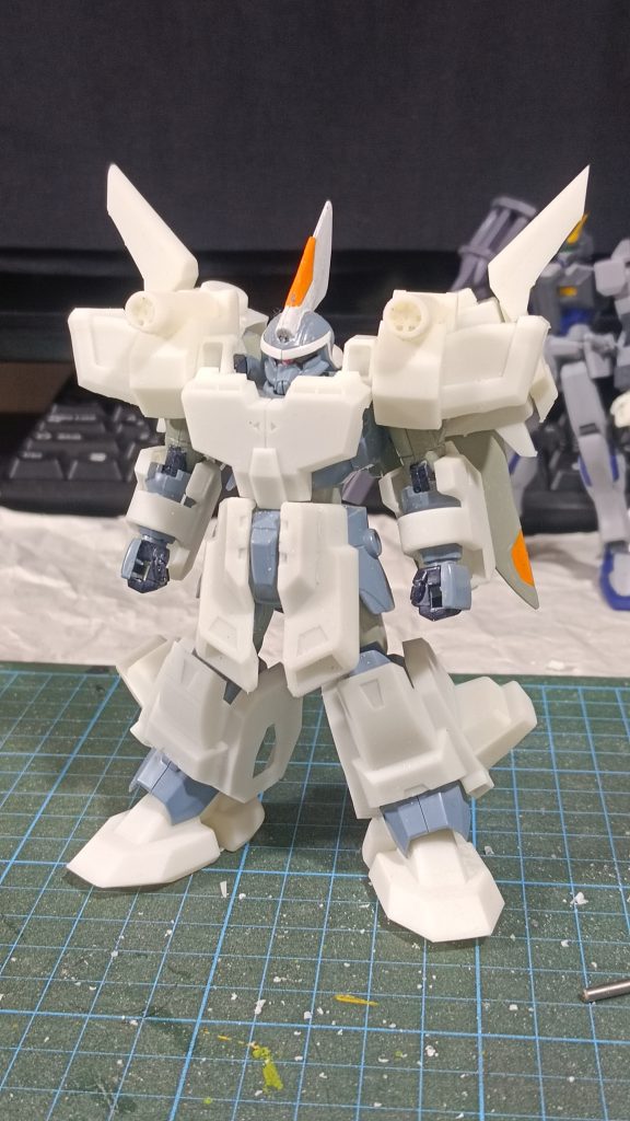 仮合わせ時つま先のスラスターを造型し忘れたので、この後プラ板で製作しました。