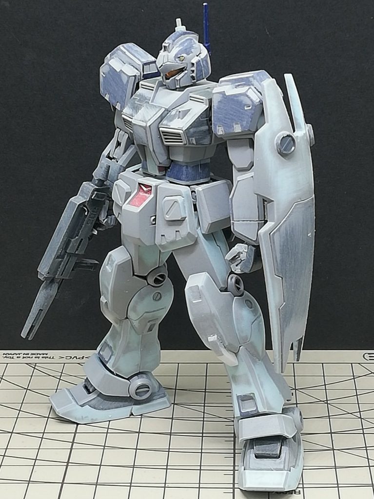 ウエストのパーツで上下に1ミリずつ延長。あわせてコクピットハッチを延長しています。