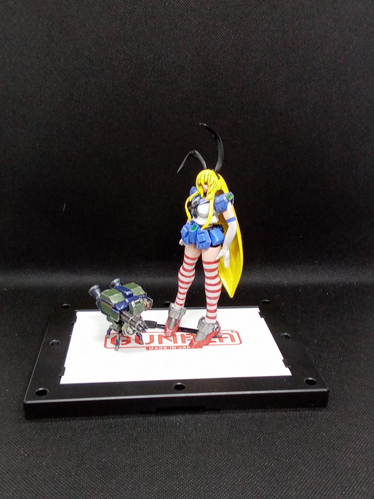 第一段階改造(転生前)腰部分は利用できなかったので腰部分は新規造形髪の毛は流用しようかとも思いましたが 練習のために新規で造形ガンダム顔vrも検討中の為 もしかしたらそちらで使用するかも・・