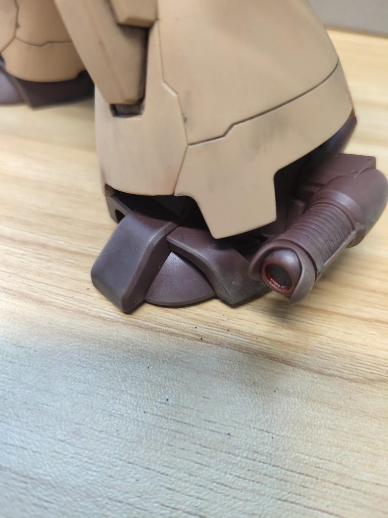 砂塵とサビ、サビ液感を出したくて色々使いました。とりあえず、ガンダムマーカーでやるのはイマイチでした。多分つや消し後にやったので色の定着が速いからなんでしょうね。