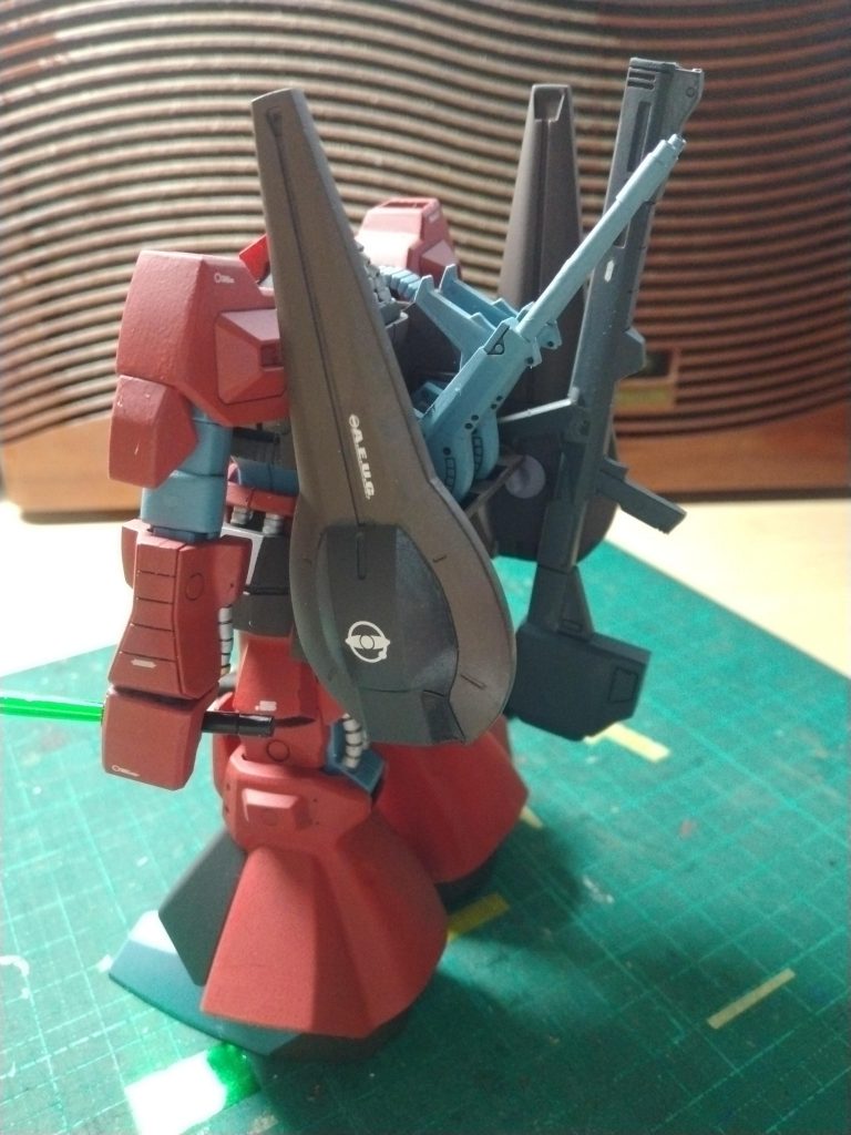 MGのカラーレシピを参考に赤い部分は下地にアクリジョンのベースレッドを使用。腕やヒザ裏のパイプはシルバーにしてみました。