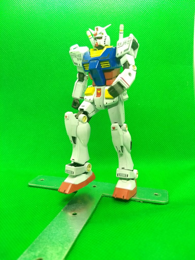 足裏にはノズルの一つに100均で買った小さなマグネットを埋め込みました。マグネットのおかげで、このようなバランスの悪いポーズの問題ありません。