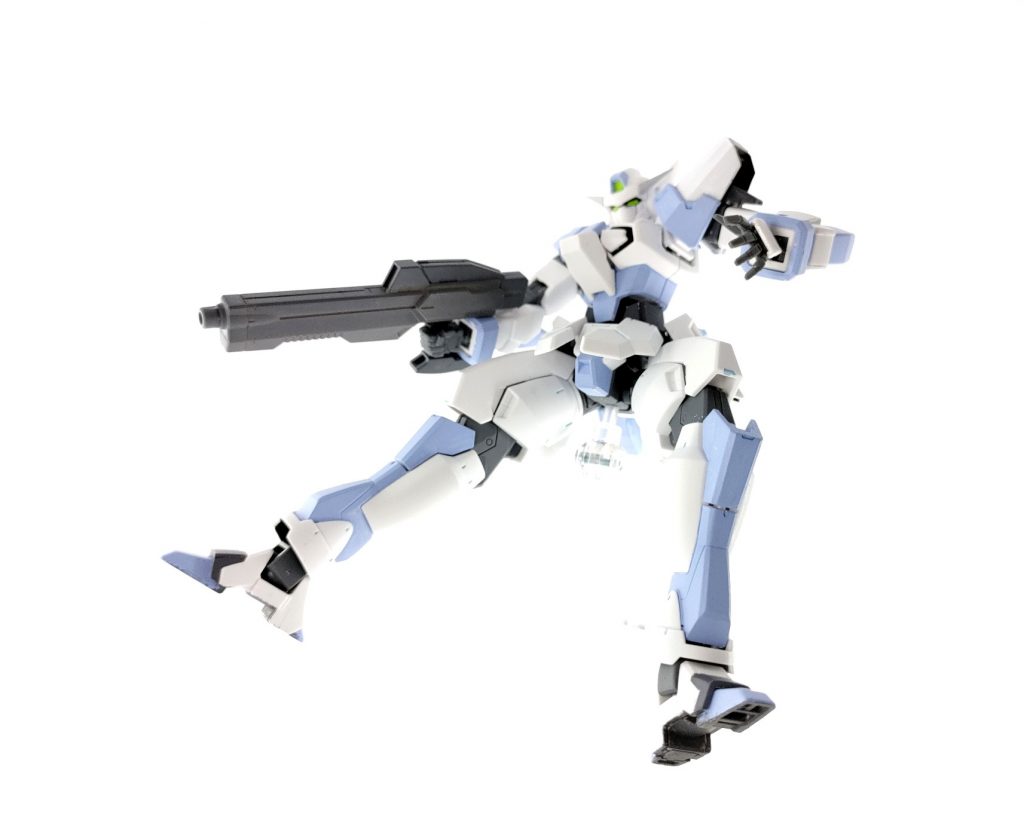 装備はそれぞれシンプルにまとめられ、右腕のビームライフルは、癖のないベーシックな性能をしています。