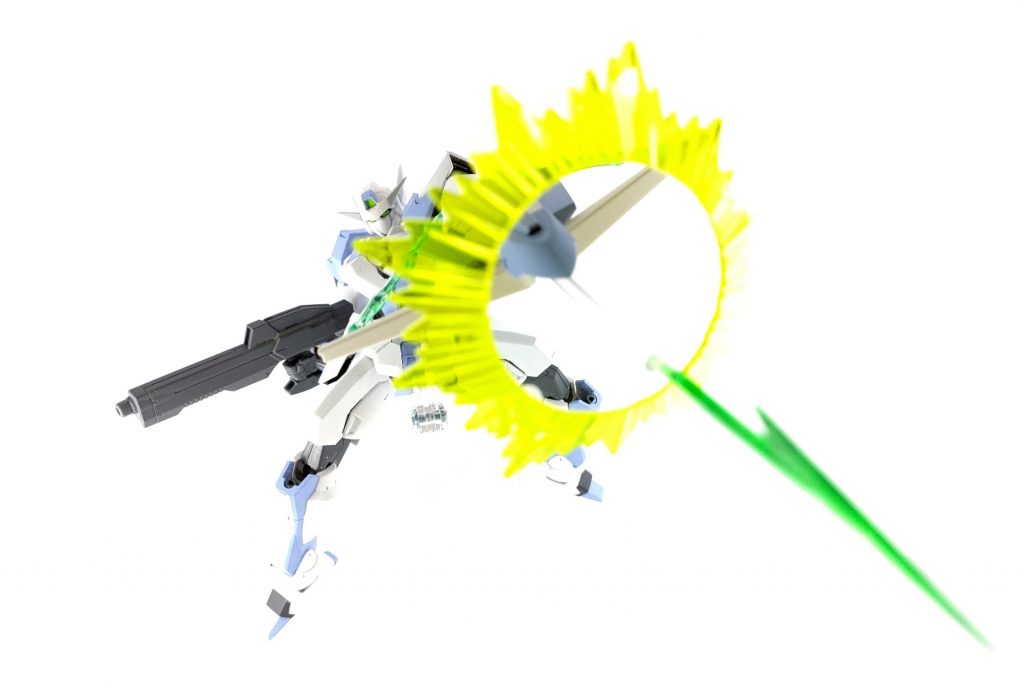 左腕にはシグルブレイボウを装備しています。これはシールドを改造して作られた、シグルブレイドを弓の要領で高速で射出し、あらゆる敵を撃ち抜く必殺武器です。