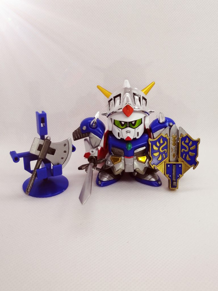 正面像です。付属品は長剣と盾、斧、スタンドと他のキットに比べやや少なめですが、その分つくりは良い感じです。ただし皇騎士や麗騎士などに付属する鎧との互換性はなく、残念ながら装着できません(兜や盾などは装備可能です)。