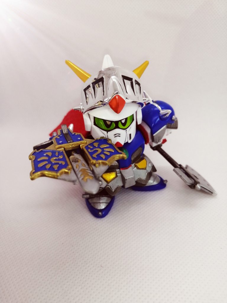 オリジナル設定の盾にはギミックが仕込まれており、スプリングで先端の短剣が射出されます。こうして見るとなんかかっこいいぞ。左手に持たせている銀の斧は、お助けアイテムとしてカードダスに登場していましたね。