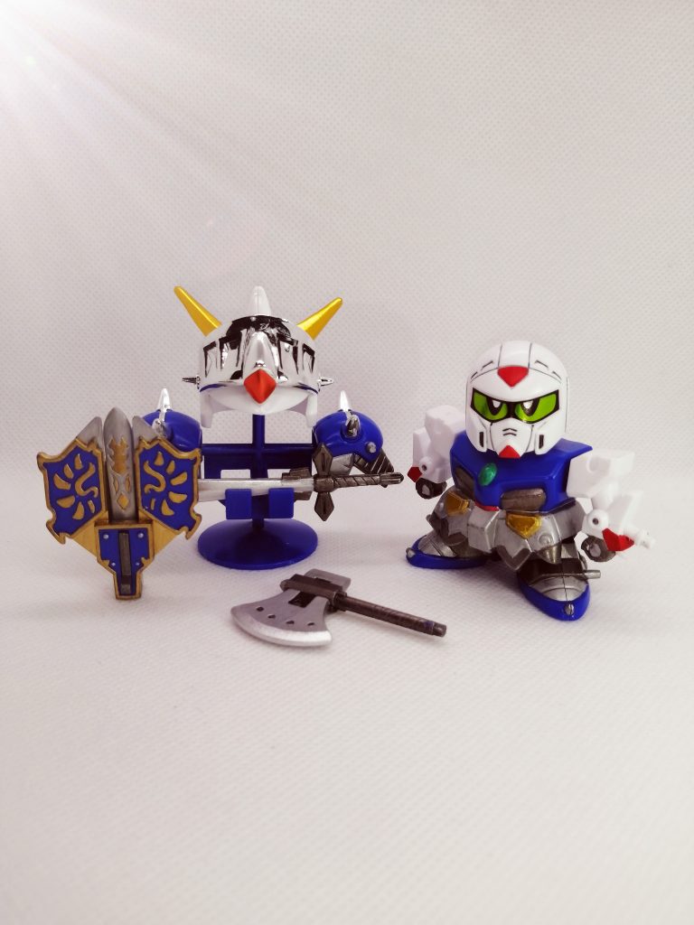 軽装タイプ。脱いだ鎧は画像のようにスタンドに飾り付けることができます。この状態が一番F90っぽくて好きかも。特に額のデザインがモチーフの意匠をうまく取り入れていて、すごく良くできていると思います。