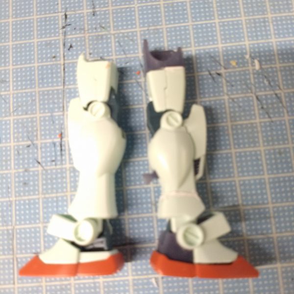 前回作った EG ガンダムのプロポーションやいくつか気になったところを作り直そうと新しい EG ガンダムで試しています特に足のバランスがキットでは見た目の綺麗さを大事にしているのか太ももを短くすねを長くしているのでここをそれぞれ5 mm 長くしたり短くしたりしています （2枚目）