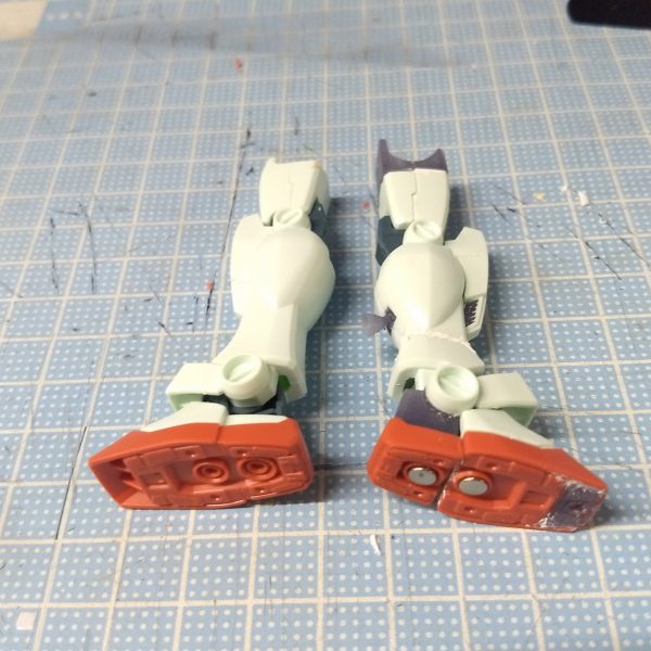 前回作った EG ガンダムのプロポーションやいくつか気になったところを作り直そうと新しい EG ガンダムで試しています特に足のバランスがキットでは見た目の綺麗さを大事にしているのか太ももを短くすねを長くしているのでここをそれぞれ5 mm 長くしたり短くしたりしています （3枚目）