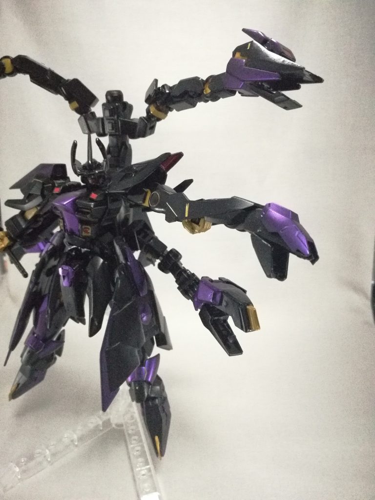 オロチアームは関節を増やしたので、より蛇っぽくなったはず腰スラスターにつけていたのアームは後ろのユニットに移動そして腕のギミックを展開すればドラゴンハングならぬスネークハングに