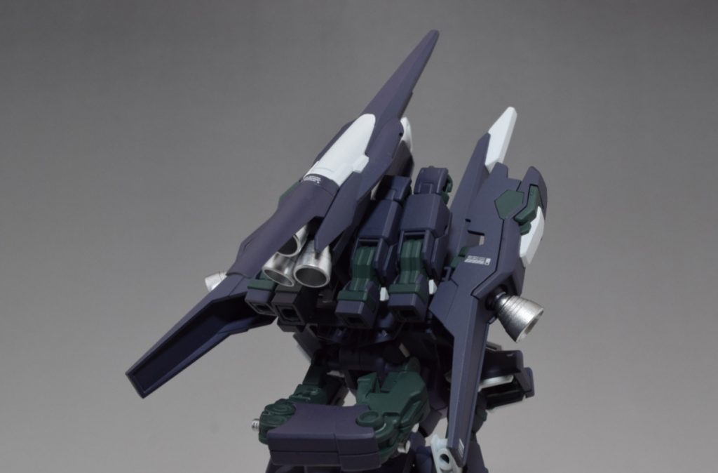 バックパックには予備の腕を4本備えています