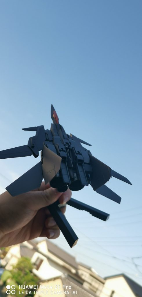 設定としてはある大国の空軍パイロットとして迎撃機を駆る男性が自軍の戦闘機の動きに憧れてGBNで自分が実際乗ってる機体に戦闘機として必要な格闘戦の要素を組み合わせ、そして彼の好きなとあるゲームのラスボスとコンセプトが似ているためその機体へつながるプロトタイプとして開発された…という設定のもと作られた…という感じです。元ネタに寄せるためエンジンノズルは3つくっつけてあります。