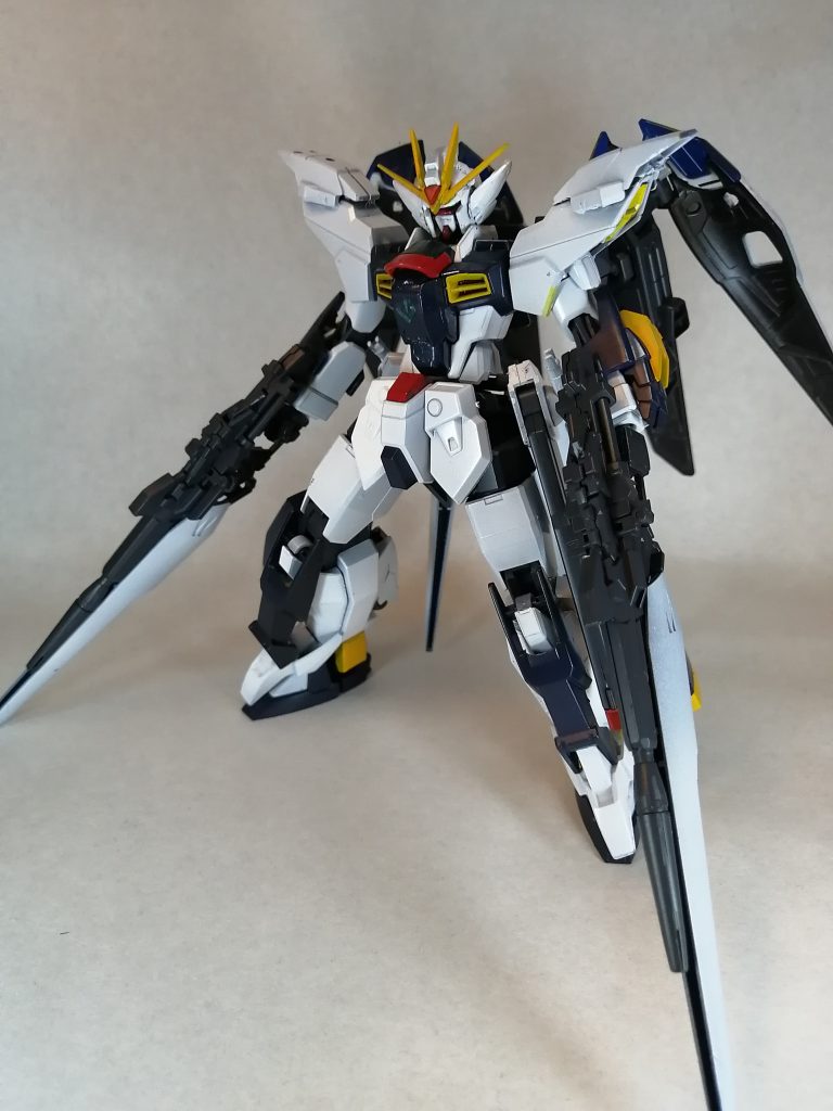 そして完成品がこちら!その名もストライクテンペストガンダム!「ぼくのかんがえたさいきょうがんだむ」というのをテーマに制作しました。とにかく主人公機体たちの武装を盛り込んであります。設定とか全く考えてません。