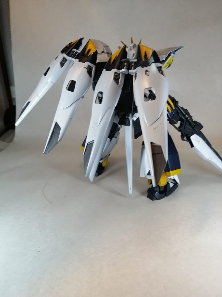 こちらは背面ちなみにカラーリングはνガンダムを参考にしました。左右外側のウイングに穴が空いていますがこれはマグナムをマウントするために開けてあります。