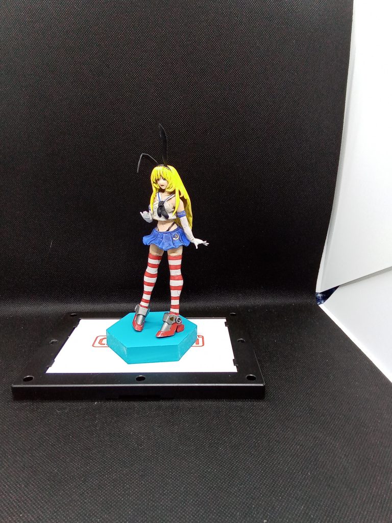 足と胴体は切って削ってエポパテを盛って造形途中までは足首は稼働してましたが・・延長ついでに目立った隙間を埋めて無稼働になっています。顔はラクスの顔を小顔化して使用眼もラクスのシールを使用したため顔はラクス・クライン塗装は下手なのを誤魔化すためにウェザリングしてありますw