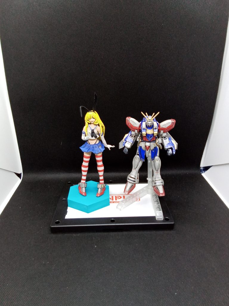 ゴッドさんとの対比足はかなり削ったため細くなっていますが 太股部分はパテを盛って丸くしたためサイズは変わらずか、やや太くなっています。足を2~3mm延長したのと頭部の大型化で全長はゴッドガンダムと同じ程度に大型化