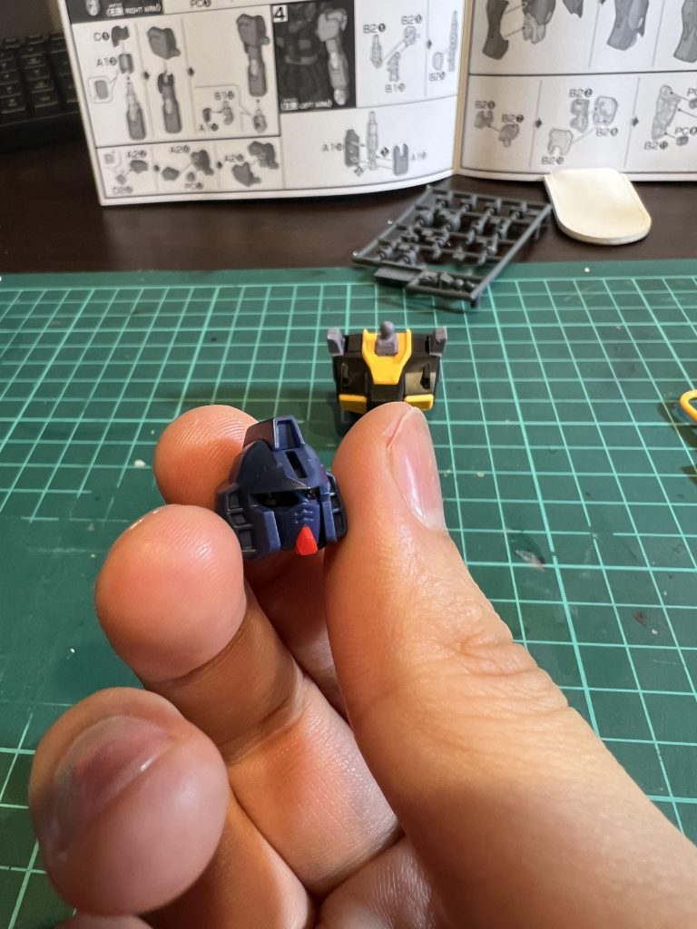 組み立て時に裏側のパーツをエナメルシルバーで塗ってみたのですが全く目立たず、塗装後に慎重にパーツを外してシールを貼りました。普段はメタリック系塗料で塗る→エナメル黒を拭き取りとしていたのですが、クリアパーツのカメラアイはどうやったら活かせるんでしょうか?