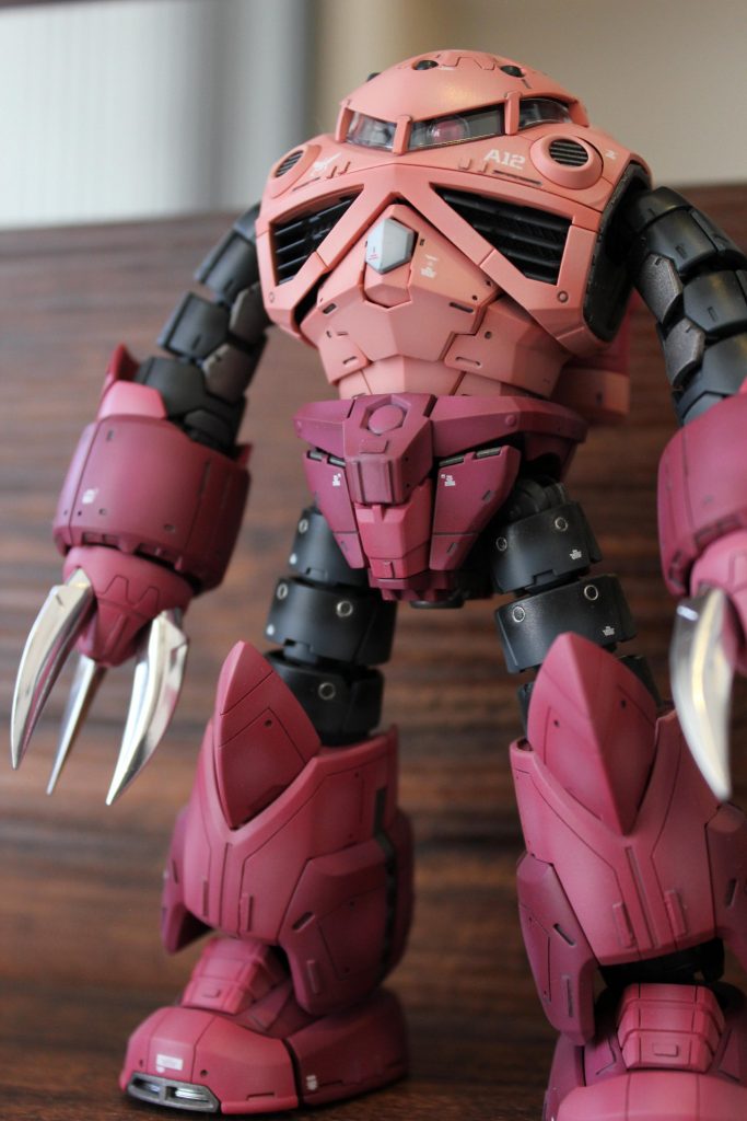 水性ホビーカラー　シャアレッド、シャアピンクで全塗装しています。