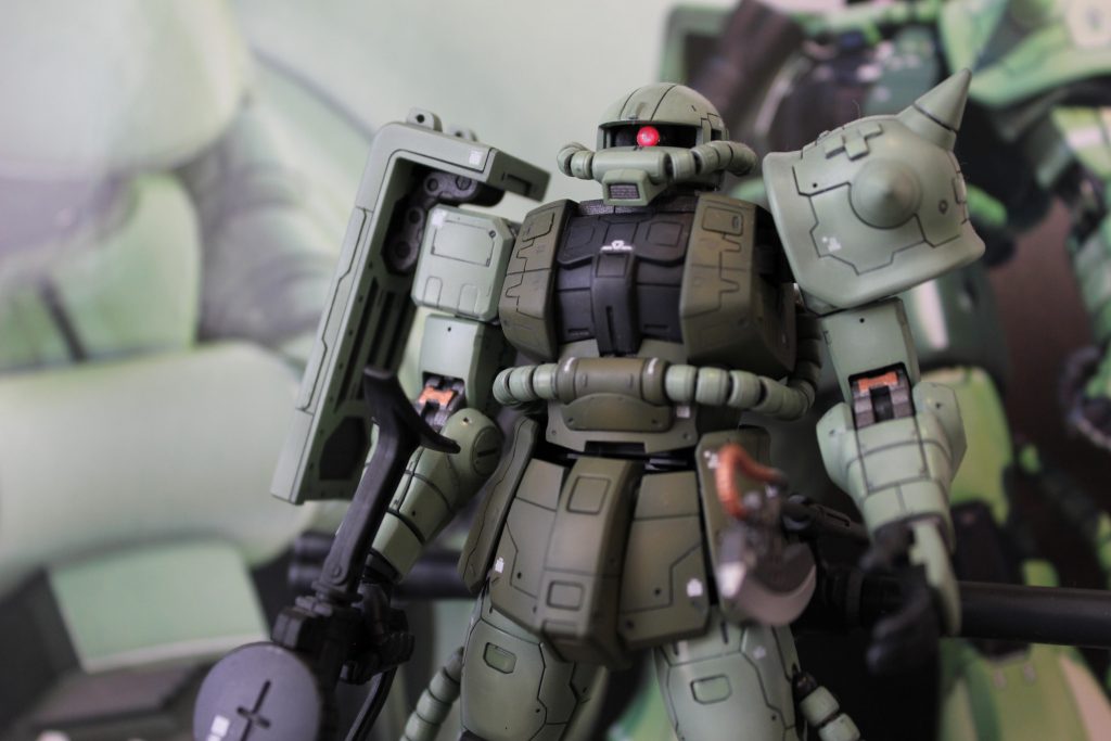 モノアイはガンダムマーカーの蛍光ピンク、中心に白のハイライト入れて表面を透明レジンで固めてます。レジンが盛り上がりフェイス部の透明カバーが入らなくなり、外しちゃいました。