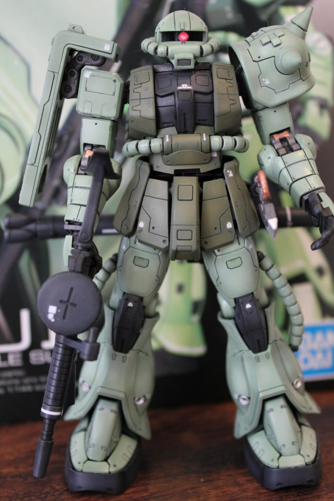 胸部、スカート部、シールド、ショルダー部とスジボリ追加し、プラ材ペタペタくっつけました。