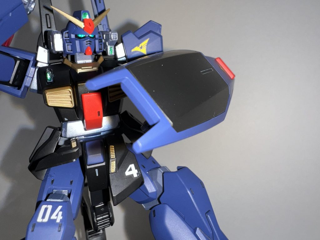 カメラアイは折角クリアバイザーだったのでエナメル黒を筆塗りして瞳部分だけ拭き取り、パーツ裏に付属シールを貼りましたが、光が当たらないと黒いままでカメラアイが目立たなくてイマイチでした。