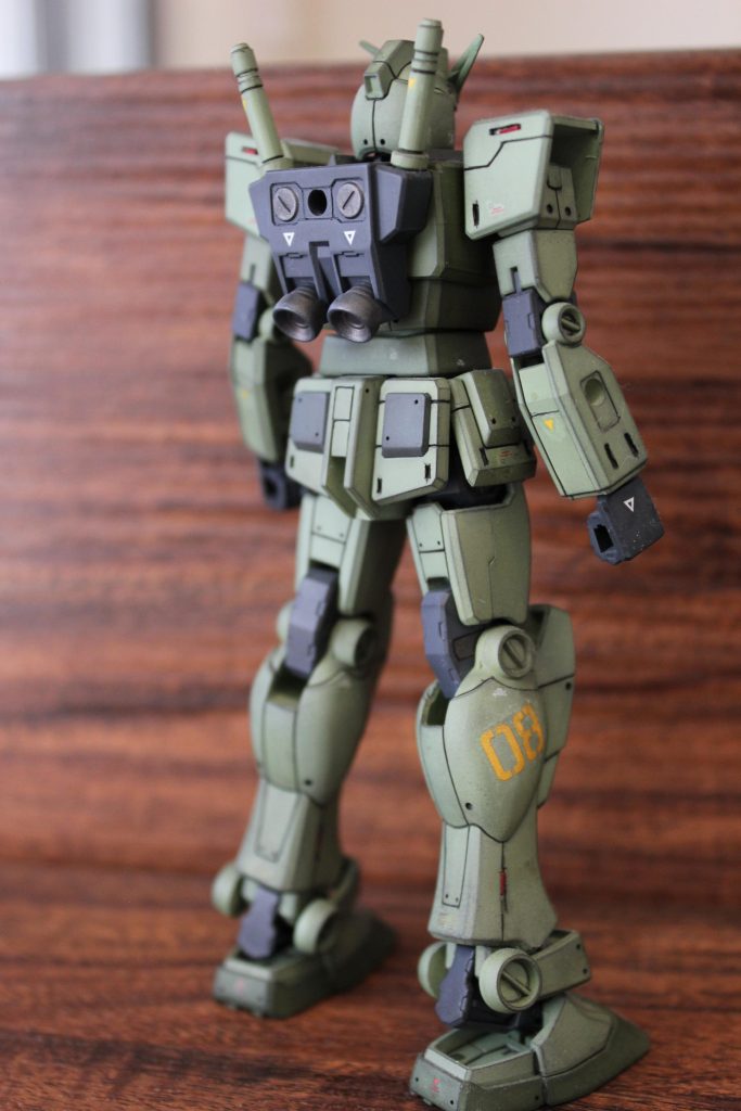 右足には適当にナンバーデカールつけています。