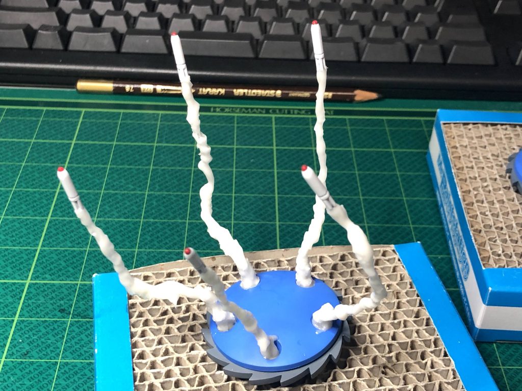 表情をつかながら煙を表現。あとで板野サーカスの記事を読んでミサイルに個性があることを知りました。