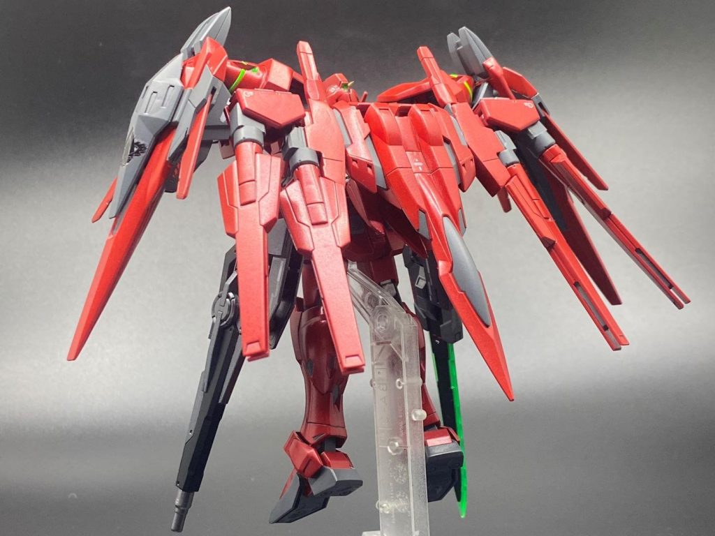 背面にオーライザーを背負わせ、リボーンズガンダムのGNファングも載せちゃってます