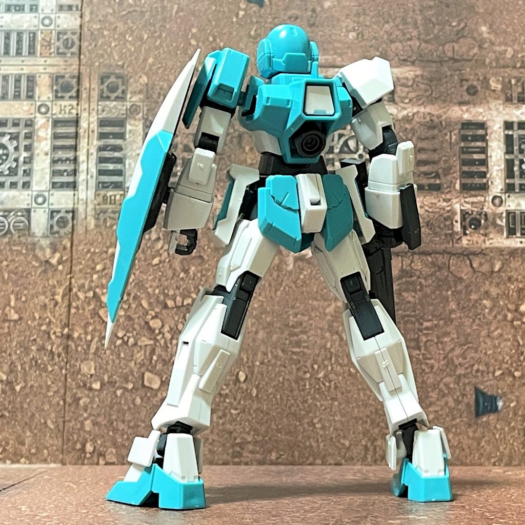 当初からAGE-1ノーマルの左肩とシールドが干渉しやすいという問題は報告されていた。そのため、「幅が狭く腕の動きを阻害しないフレキシブルな装甲」を持つショルダーパーツが開発された。プロトアデルでは、右肩はAGE-1と同一だが、生産効率の面から、制式機では左右同一とされた。