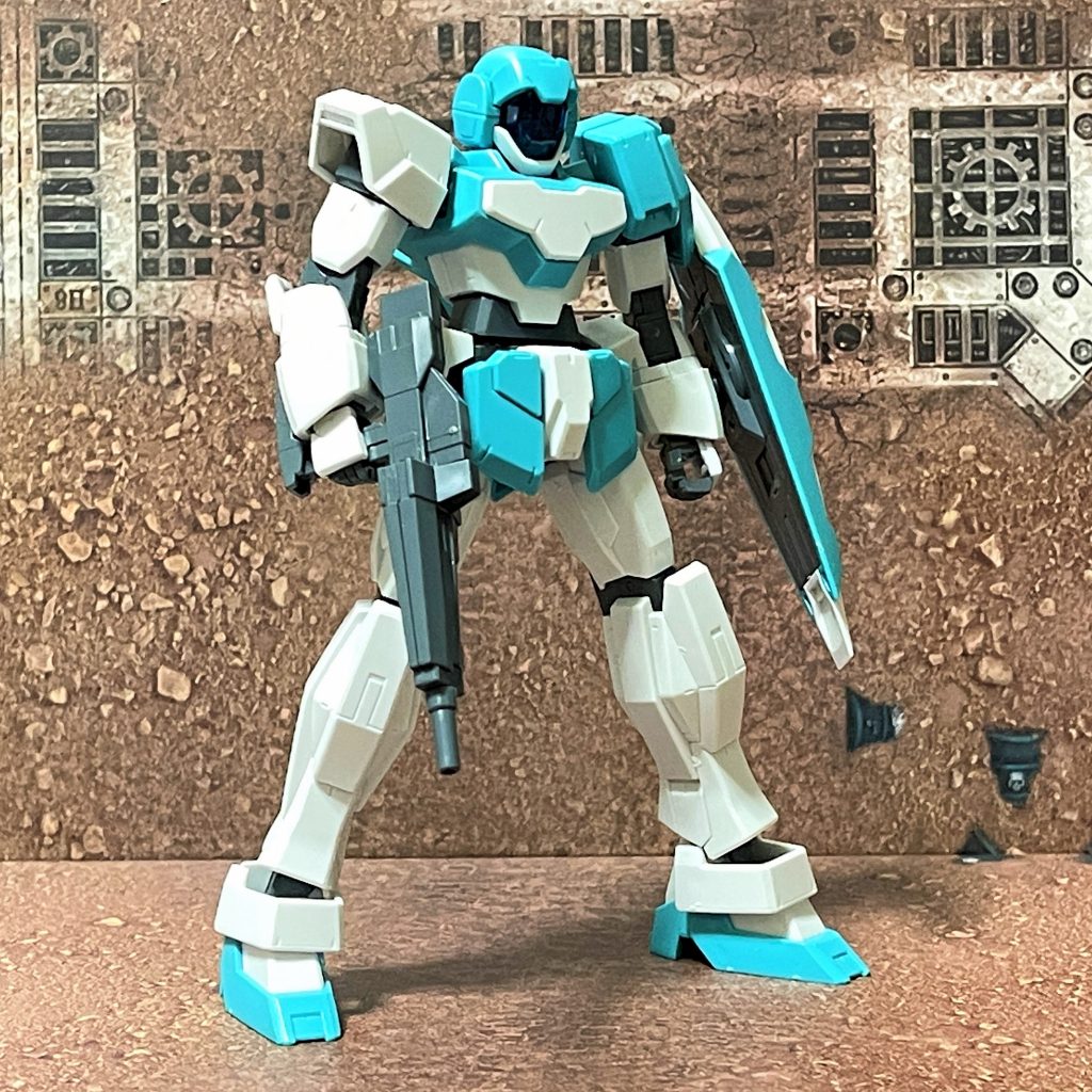 ドッズライフルは、AGE-1の精密射撃形態で固定された筐体(きょうたい)に新型センサーが内蔵されている。これにより、片手撃ちでも十分な命中率を得られたため、よりシンプルな筐体の量産型ドッズライフルが開発されることとなった。