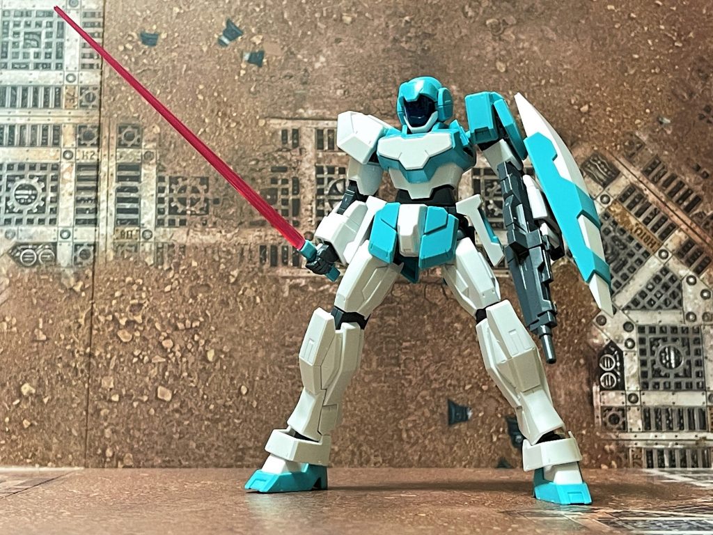 ビームサーベルの柄はこの時点で制式機と同一のものだが、腰部ラック、アンクルガードなどのカラーリングが異なっている。