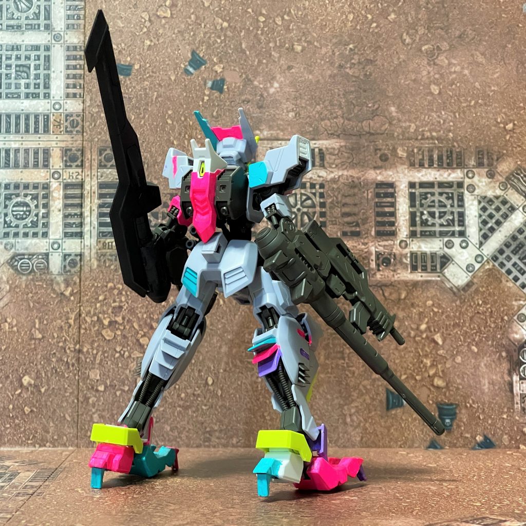 (　。・v・。)ﾉ 今回は、アクリル絵具の蛍光ピンク、ターコイズブルー、パープル、ホワイトを追加し、各所にランダムに筆塗りしました。(　。￣v￣。)ﾉ 敵側の高性能センサーを混乱させるという設定です。