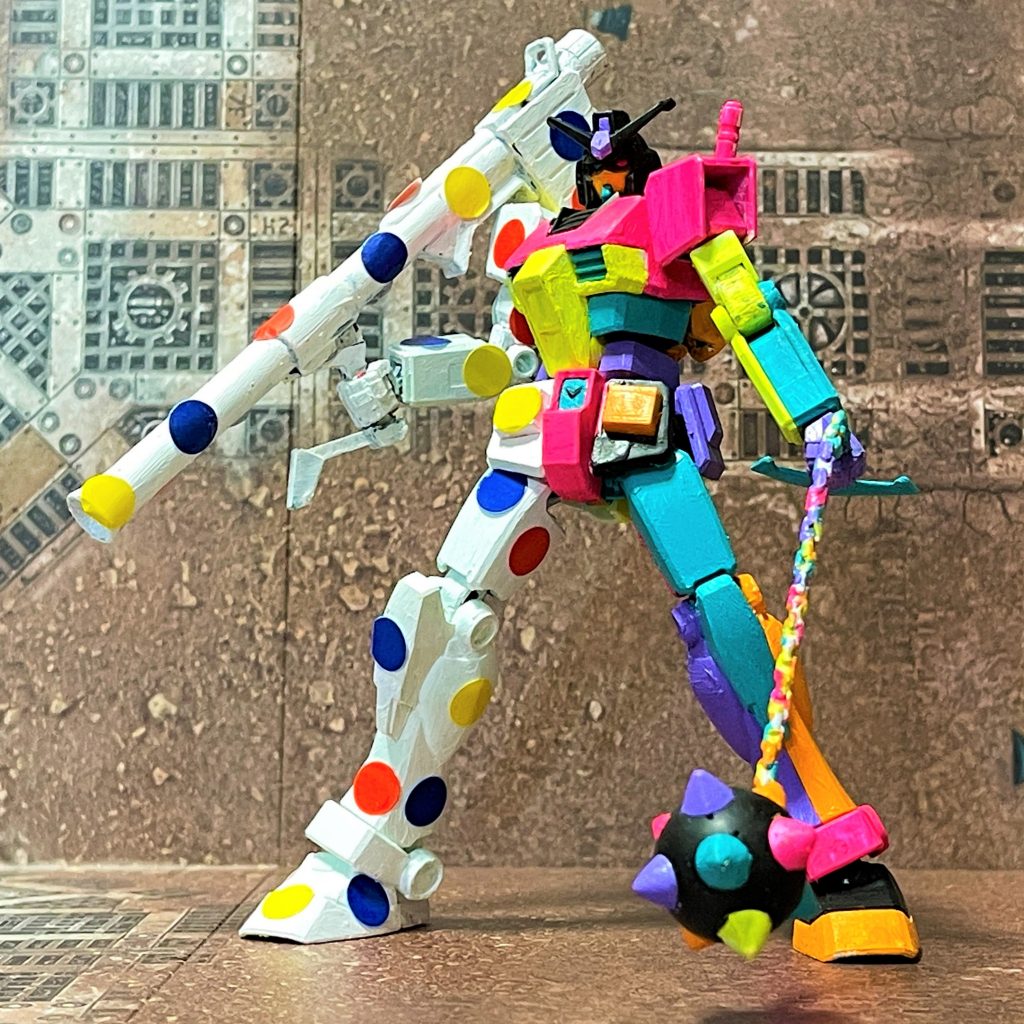 ガンダムハンマーもチェーンやトゲトゲをカラフルにしました。サイケデリックカラーの箇所は、部品の分割を逆手にとって色分けをしています。ボディから足の先端まで、各色でつながっている部分を設けて、ある種の「流れ」を作っています。