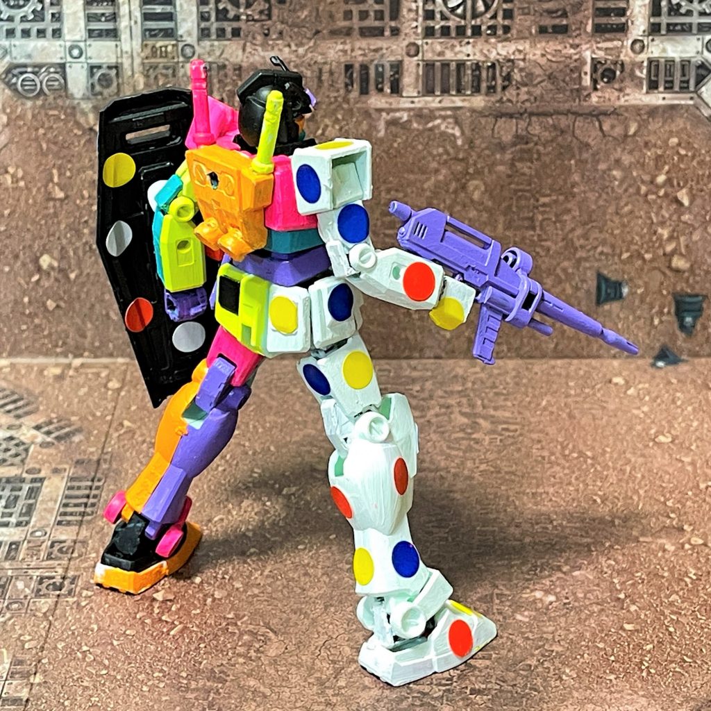 ( 。 ̄v ̄。)ノ ビームライフルも、ガンダム世界ではあまり見られないパープルにしてみました。写真にはありませんが、照準用センサーはターコイズブルーになっています。 ( 。^ω^。)ノ 以上、ご覧いただきありがとうございました♪