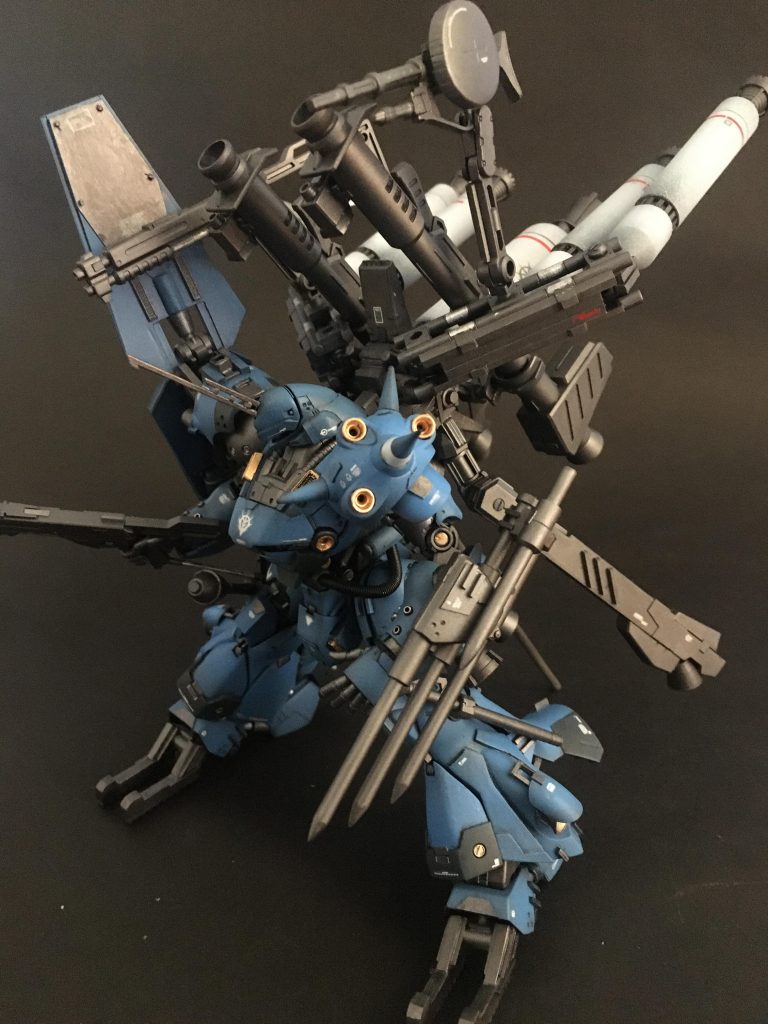 バックパックは武装ラック及びサブアーム機構も兼ねており、一個小隊分の武装が装備されている。