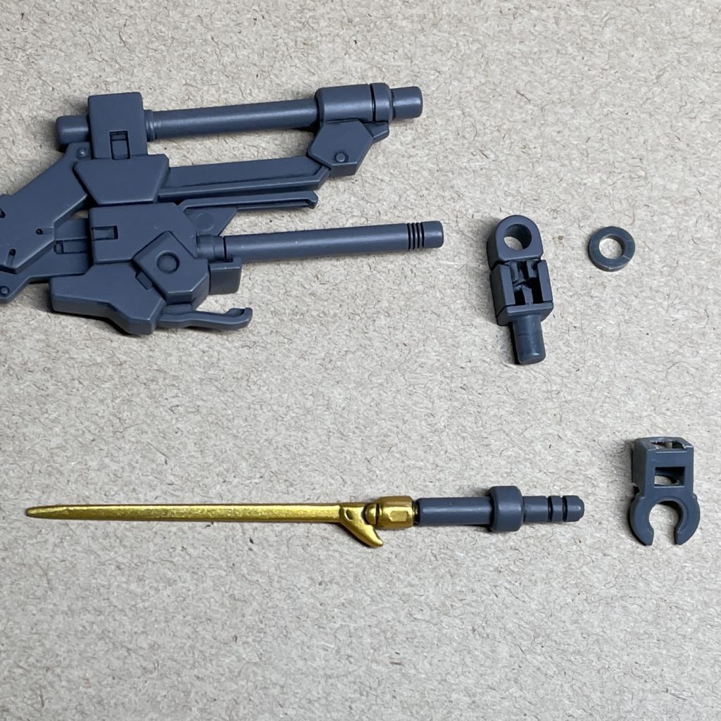 武器マウントの加工　シザーソードは下から差し込むようにしたので、塗膜が傷まないようにマウントの穴をゆるめにしました。 そのままだと持ち上げた際などにシザーソードが落ちるので、ポリキャップの輪切りに一箇所切れ目を入れたもので固定するようにしました。　他に転用する可能性のありそうな武器やジョイントは、「Mr.カラー331 ダークシーグレー BS381C/63」で塗装することが多いです。通常のグレーのポリキャップの色とさほど変わらないので、グレーに塗装した部分に未塗装のグレーのポリキャップが露出してもさほど気になりません。今回もシザーソードを固定する際に未塗装のポリキャップを使用しています。